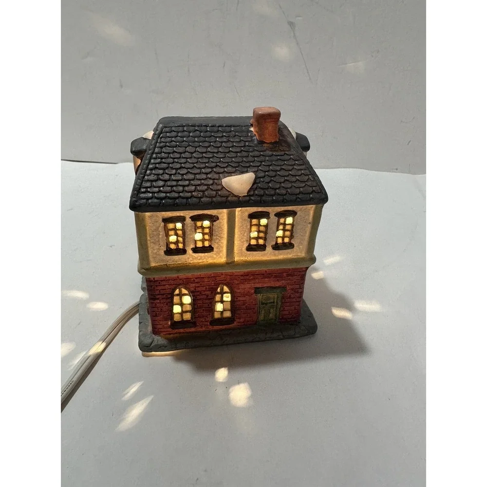 Victorian Village Collectibles‎ Edition Hand Painted Porcelain House W Light